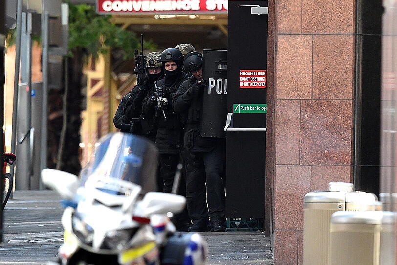 Sydney im Ausnahmezustand: Ein Islamist hat in einem Cafe ca. 30 Menschen als Geisel genommen. Hunderte Polizisten sind im Einsatz.