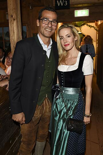 Fesches Paar: Caroline und Erol Sander.