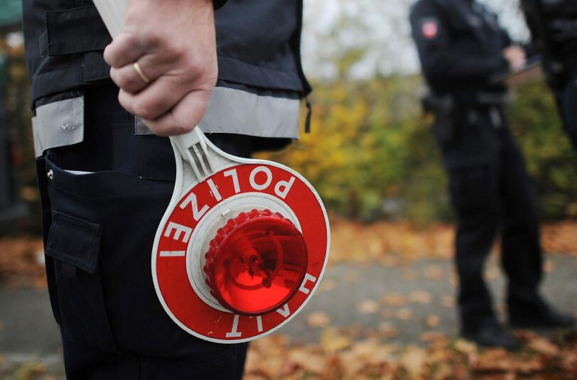 Zwei Männer haben als falsche Polizisten getarnt ein Schwesternpaar abgezockt.