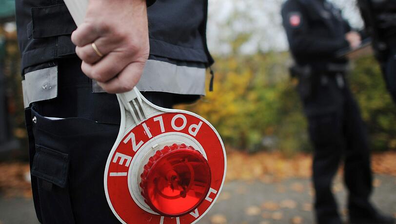 Zwei Männer haben als falsche Polizisten getarnt ein Schwesternpaar abgezockt. Zwei Männer haben als falsche Polizisten getarnt ein Schwesternpaar abgezockt.