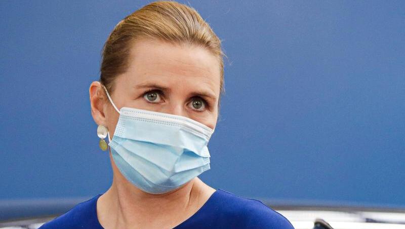 Dänemarks Premierministerin Mette Frederiksen. Um die Ausbreitung des Coronavirus einzudämmen, führt das Land ab dem 22. August eine Maskenpflicht im öffentlichen Nahverkehr ein. Dänemarks Premierministerin Mette Frederiksen. Um die Ausbreitung des Coronavirus einzudämmen, führt das Land ab dem 22. August eine Maskenpflicht im öffentlichen Nahverkehr ein.