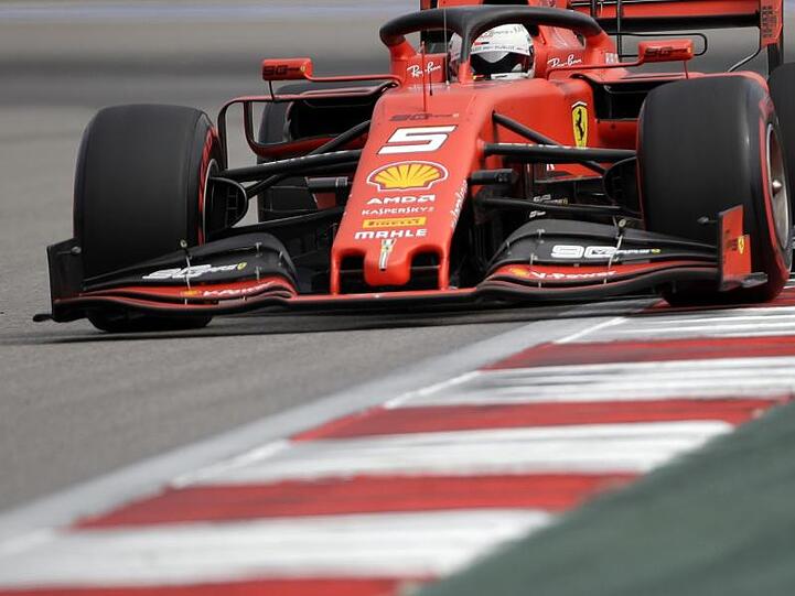 Lässt sich vom angekündigten Regen für das Qualifying in Sotschi nicht beirren: Sebastian Vettel.