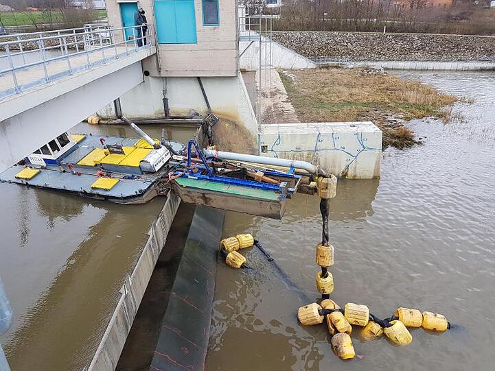 Ein unbemanntes Arbeitsschiff hängt im oberfränkischen Eggolsheim über einem Wehr. Foto: Polizei Oberfranken