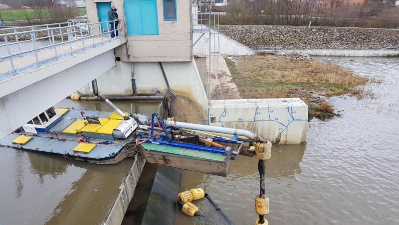 Ein unbemanntes Arbeitsschiff hängt im oberfränkischen Eggolsheim über einem Wehr. Foto: Polizei Oberfranken