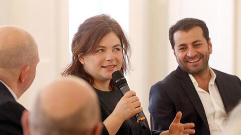 Maria Groß und Ali Güngörmüs nehmen am Gespräch in der Reihe "Geteilte Geschichte(n)" teil. Foto: Wolfgang Kumm/dpa