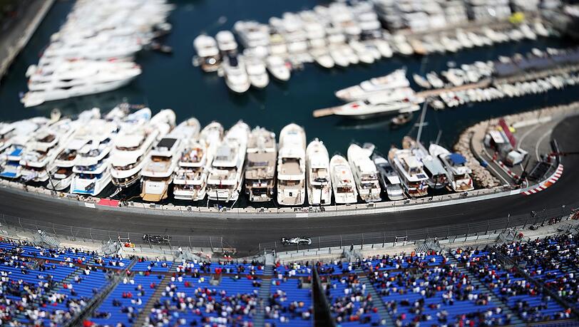 Lewis Hamilton aus Großbritannien vom Team Mercedes AMG Petronas Motorsport fährt die Tabac-Kurve neben dem Hafen. Das Rennen findet am kommenden Sonntag statt.