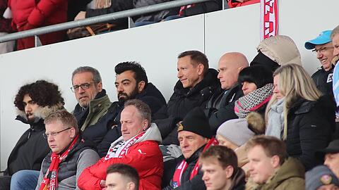 Die Führungsriege des TSV 1860 in Zwickau im Februar 2022 (oberste Reihe v.l.): Antony Power, Yahya Ismaik, Marc-Nicolai Pfeifer und Robert Reisinger.