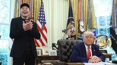 Elon Musk und Donald Trump bei einer gemeinsamen Pressekonferenz.