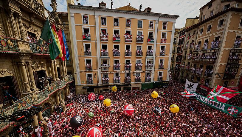 Mit dem Abschuss einer kleinen Rakete wurde am Sonntag das neuntägige Stadtfest San Fermín mit den berühmten Stierläufen in Pamplona eröffnet.