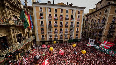 Mit dem Abschuss einer kleinen Rakete wurde am Sonntag das neuntägige Stadtfest San Fermín mit den berühmten Stierläufen in Pamplona eröffnet.