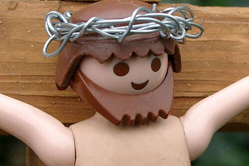 Stein des Anstoßes: der gekreuzigte Playmobil-Jesus. Pastor Markus Bomhard hat ihm die Arme an die Latte genagelt.