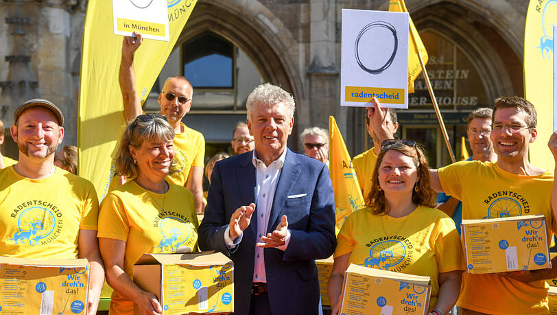 2019 hat OB Dieter Reiter (SPD) die Unterschriften des Radentscheids bekommen. Dabei ist auch ADFC-Chef Andreas Sch&ouml;n (r.).