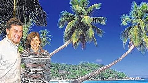 Urlaub unter Palmen: Trainer Dieter Hecking gönnt sich mit Ehefrau Kerstin eine Ferienwoche auf den Malediven.