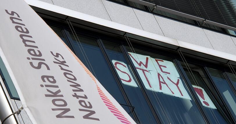 Beschäftigte von Nokia Siemens Networks folgten am Faschingsdienstag dem Aufruf der IG Metall, gegen die Standort-Schließung zu protestieren.