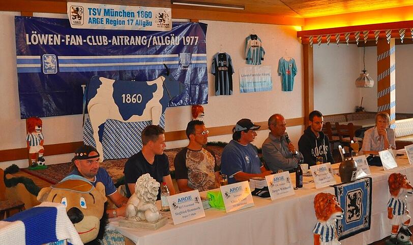 Cheftrainer Reiner Maurer, Torwarttrainer Jürgen Wittmann und Ersatzkeeper Vitus Eicher und Liridon Vocaj waren in Aitrang zu Gast