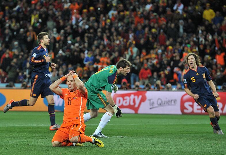&bdquo;Der Schmerz wird immer bleiben&ldquo;: Arjen Robben (2.v.l.) scheitert im WM-Finale 2010 an Iker Casillas, die Niederlande verliert.