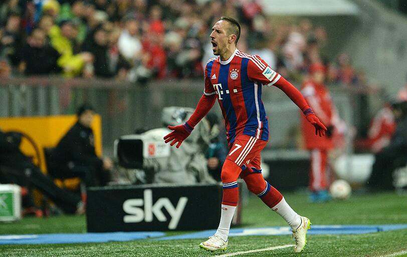 FRANCK RIBÉRY Note 2: Typisches Schlitzohr-Tor zum frühen 2:0. Hätte nach einer Stunde zum 3:1 einschieben können, wenn Robben sauber abgespielt hätte. Machte es selbst besser und bediente Robben perfekt zum 3:1, schaffte so seine 100. Torvorlage in der Bundesliga.