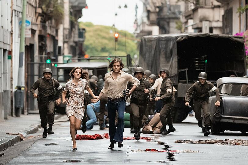 Auf der Flucht: Lena (Emma Watson) und Daniel (Daniel Brühl) geraten während des Militärputschs in die brutalen Straßenkämpfe Santiagos.