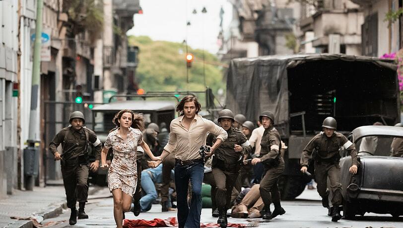 Auf der Flucht: Lena (Emma Watson) und Daniel (Daniel Brühl) geraten während des Militärputschs in die brutalen Straßenkämpfe Santiagos. Auf der Flucht: Lena (Emma Watson) und Daniel (Daniel Brühl) geraten während des Militärputschs in die brutalen Straßenkämpfe Santiagos.
