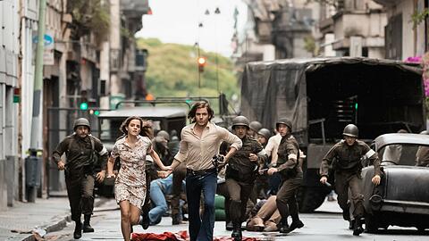 Auf der Flucht: Lena (Emma Watson) und Daniel (Daniel Brühl) geraten während des Militärputschs in die brutalen Straßenkämpfe Santiagos.