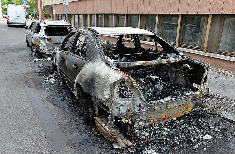 Augebrannte Autos in einer Straße in Berlin. Seit Wochen gibt es in der Hauptstadt linksextreme Gewalttaten. Foto: Maurizio Gambarini