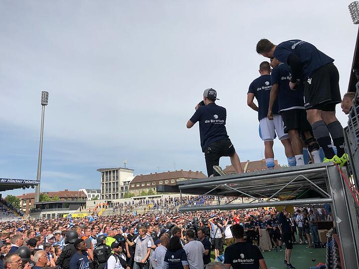 Was für eine Party: Die Fans des TSV 1860 fluten das Grünwalder Stadion.
