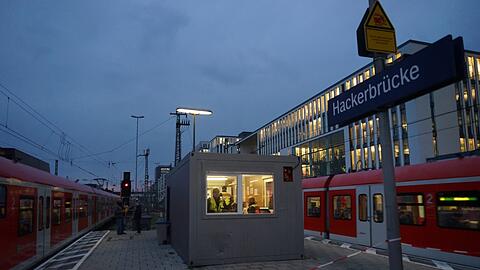 Hackerbrücke S-Bahn Verkehr Oktoberfest