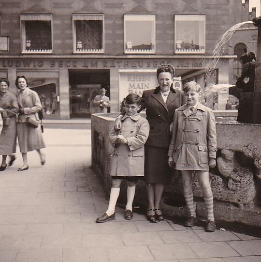 AZ-Leser Alexander Metz 1956 mit Tante Maja vorm Fischbrunnen.