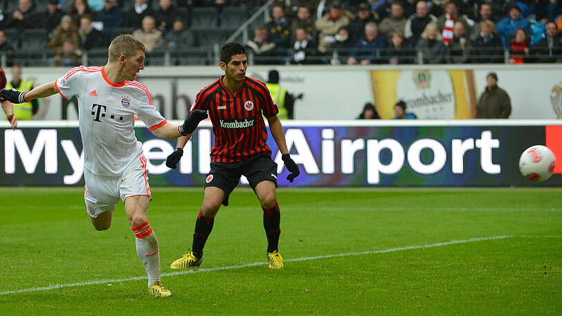 06. April 2013: Durch ein Hacken-Tor von Bastian Schweinsteiger beim 1:0-Erfolg in Frankfurt krönte sich der FC Bayern in der Saison 2012/13 bereits am 28. Spieltag zum Deutschen Meister. Die Münchner legten damit den Grundstein für das bislang einmalige Triple.