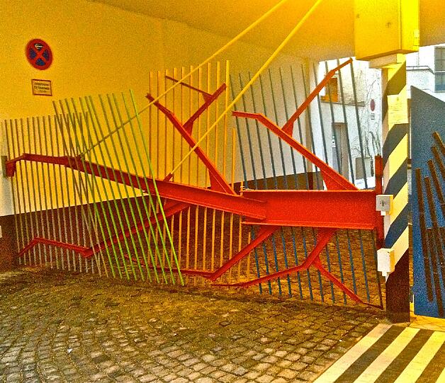 "Eintritt frei": Das Kunst-Tor von Stefan Wewerka in der Baaderstraße 56 lädt von außen zum Bestaunen ein.