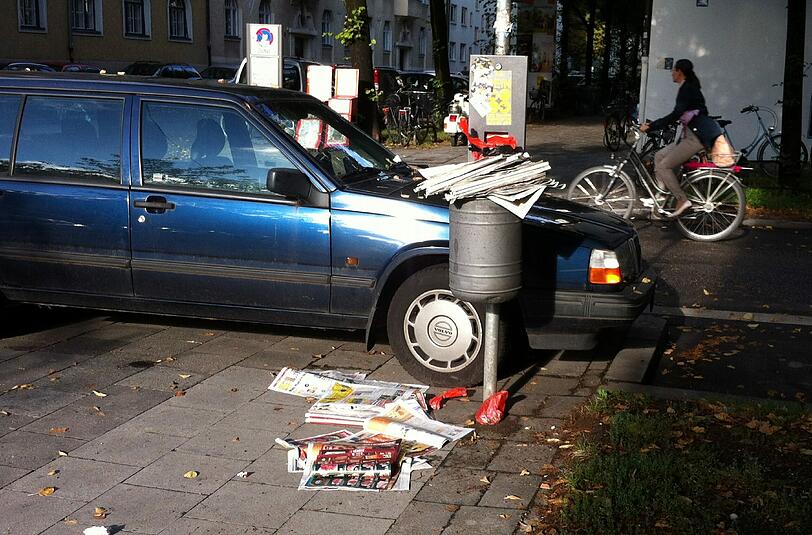 Hier sollte schon ein größerer Abfallbehälter stehen, doch bisher hat das Baureferat den Mülleimer nicht ausgetauscht. Noch immer quillt hier der Unrat über.