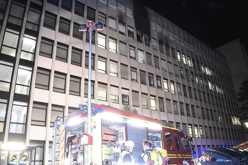Das Feuer brach im 5. Stock der Unterkunft aus - das Gebäude musste teilweise evakuiert werden. Die Bilder vom Feuerwehreinsatz.
