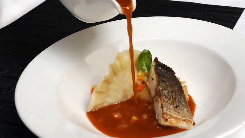 3. Gang: Goldbrasse mit Bouillabaisse-Sud.