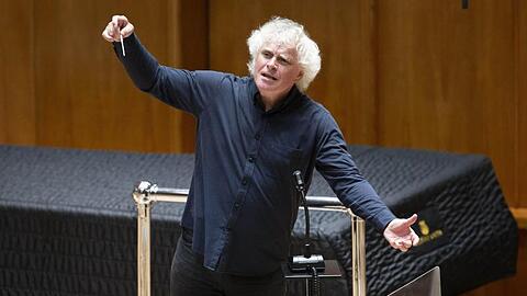 Sir Simon Rattle bei einer Probe.