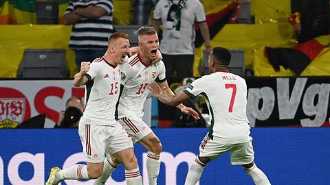 Ungarns Laszlo Kleinheisler, Torschütze Andras Schäfer und Loic Nego (l-r) feiern das 2:1 gegen Deutschland.