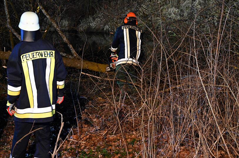 Betrunken auf dem Heimweg von der Disco: Der Fahrer (21) und seine Beifahrerin (19) konnten sich selbst aus dem Wagen befreien, sie kamen leicht verletzt ins Krankenhaus.