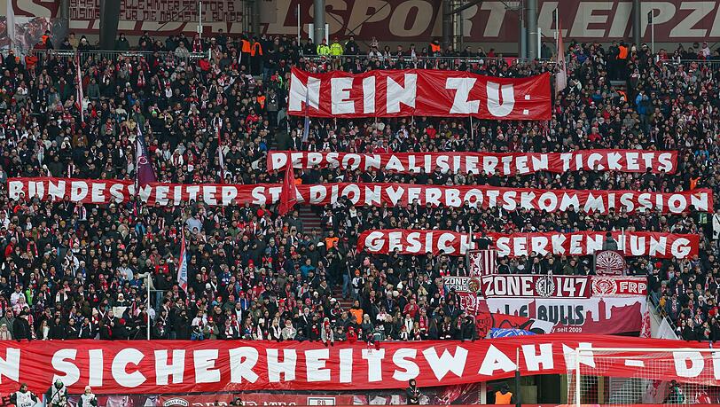 Mit Plakaten und Schweige-Minuten protestierten in vielen Stadien Fußball-Fans gegen strengere Sicherheitsauflagen. Bayerns Innenminister Joachim Herrmann (CSU) sprach von einer "Gespensterdiskussion".
