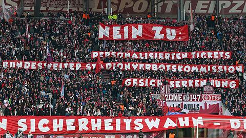 Mit Plakaten und Schweige-Minuten protestierten in vielen Stadien Fußball-Fans gegen strengere Sicherheitsauflagen. Bayerns Innenminister Joachim Herrmann (CSU) sprach von einer "Gespensterdiskussion". Mit Plakaten und Schweige-Minuten protestierten in vielen Stadien Fußball-Fans gegen strengere Sicherheitsauflagen. Bayerns Innenminister Joachim Herrmann (CSU) sprach von einer "Gespensterdiskussion".