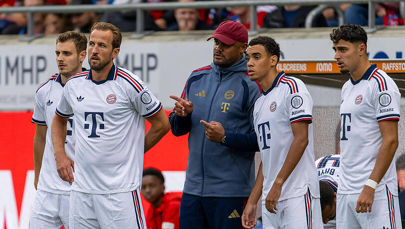 Bayern-Trainer Vincent Kompany (3.v.l.) vor der Einwechslung im Gespräch mit Jamal Musiala (2.v.r.). Ebenfalls dabei: Josip Stanisic (l.), Harry Kane (2.v.l.) und Aleksandar Pavlović (r.). Bayern-Trainer Vincent Kompany (3.v.l.) vor der Einwechslung im Gespräch mit Jamal Musiala (2.v.r.). Ebenfalls dabei: Josip Stanisic (l.), Harry Kane (2.v.l.) und Aleksandar Pavlović (r.).