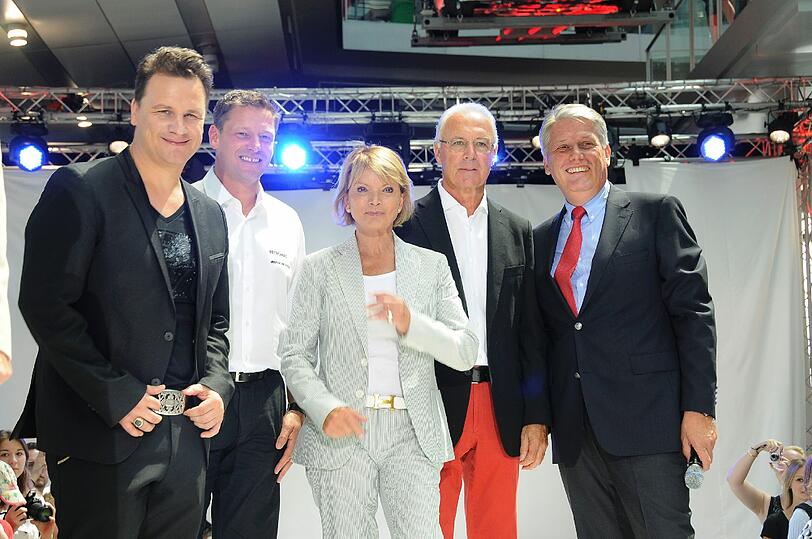 Sie feiern unterm Stern (von links): Guido Maria Kretschmer, Rennfahrer Bernd Mayländer, Uschi Glas, Franz Beckenbauer und Gastgeber Ulrich Kowalewski.