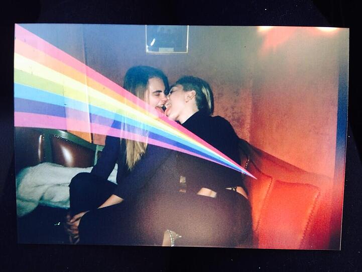 In einem Amsterdamer Hotelzimmer kommen sich Miley Cyrus und das britische Super-Model Cara Delevingne näher.