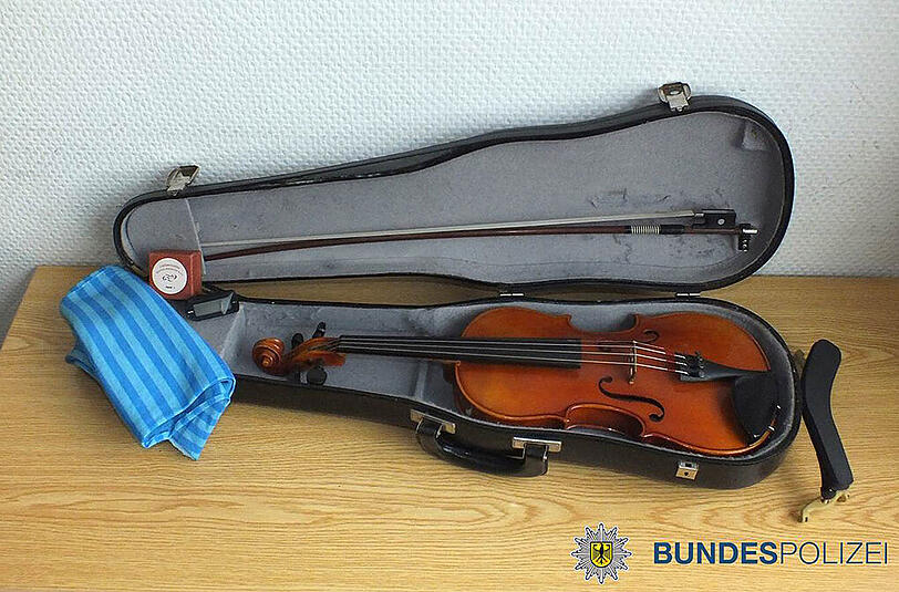 Diesen Geigenkoffer vergaß die Schülerin in der S-Bahn. Nun wurde bei einen Mann in Aubing entdeckt.