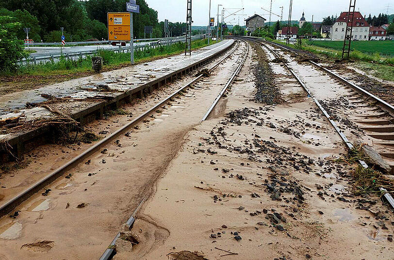 Schon am Montag und Dienstag herrschten in Ansbach extrem Unwetter. Hier die Gleise der Bahnlinie zwischen Würzburg uns Ansbach.