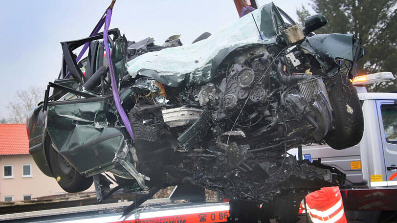 Tödlicher Verkehrsunfall bei Rattenkirchen auf der B 12. Die Bilder von der Unfallstelle.