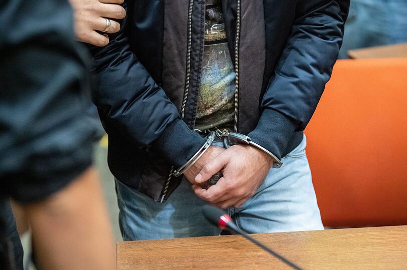 Der Prozess zum Raubmord von Meiling hat begonnen. Acht Angeklagte müssen sich unter anderem wegen Mordes und schweren Raubes verantworten.