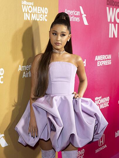 Ariana Grande hat bereits einige Tattoos, doch ihre neuste Erungenschaft gestaltet sich etwas problematisch: Eigentlich sollte auf ihrer Handfläche ihr Songtitel "7 Rings" auf japanisch stehen. Daraus wurde allerdings das japanische Wort für "kleiner Holzkohlegrill". Eine vermeintliche Verbesserung machte es eher schlimmer: Nach einem weiteren Tattootermin lasen japanisch-sprachige Fans "Japanische Barbecue-Finger" in Arianas Hand. Immerhin: An einer so stark beanspruchten Stelle halten Tattoos selten lange.