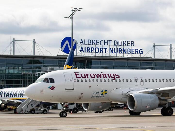 Ein Linienflugzeug fährt am Airport Nürnberg auf dem Vorfeld. Foto: Daniel Karmann/dpa/Archivbild