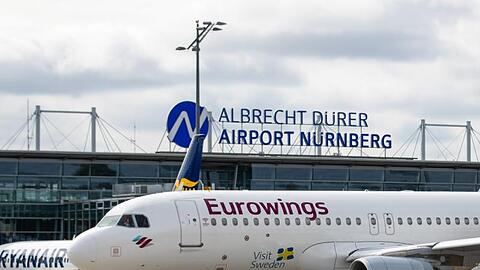 Ein Linienflugzeug fährt am Airport Nürnberg auf dem Vorfeld. Foto: Daniel Karmann/dpa/Archivbild