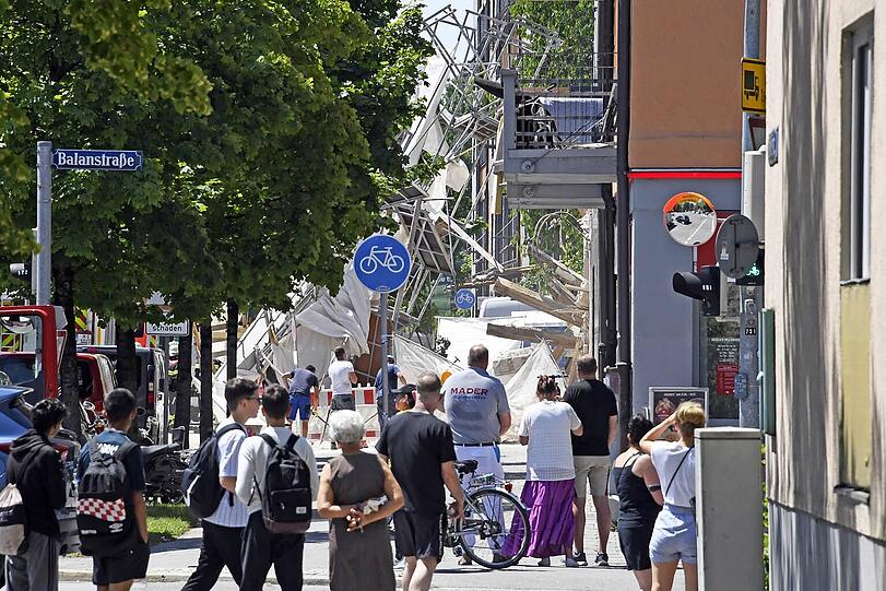 Das Haus samt Gerüst stürzte ein, verletzt wurde niemand.