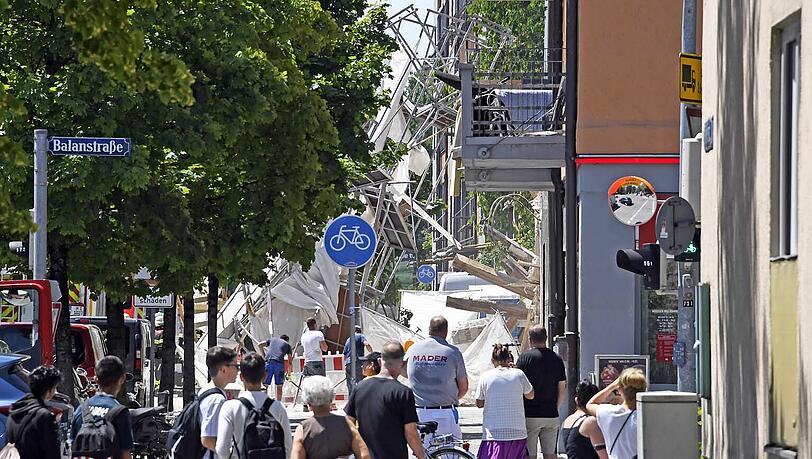 Das Haus samt Gerüst stürzte ein, verletzt wurde niemand. Das Haus samt Gerüst stürzte ein, verletzt wurde niemand.
